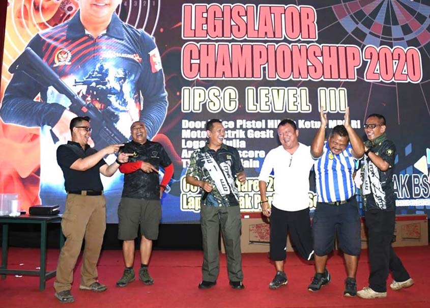 KUIS PANCASILA DAN EMPAT PILAR, BAMSOET HADIAHKAN PISTOL KUIS PANCASILA DAN EMPAT PILAR, BAMSOET HADIAHKAN PISTOL