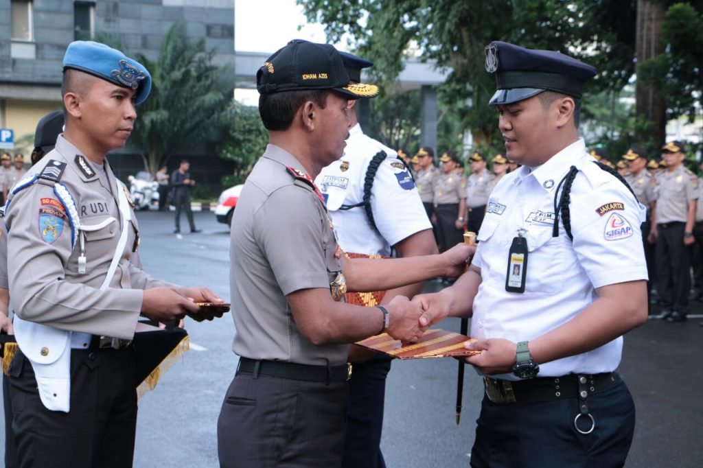 SEKURITI PENANGKAP PELAKU SKIMMING MENDAPAT PENGHARGAAN